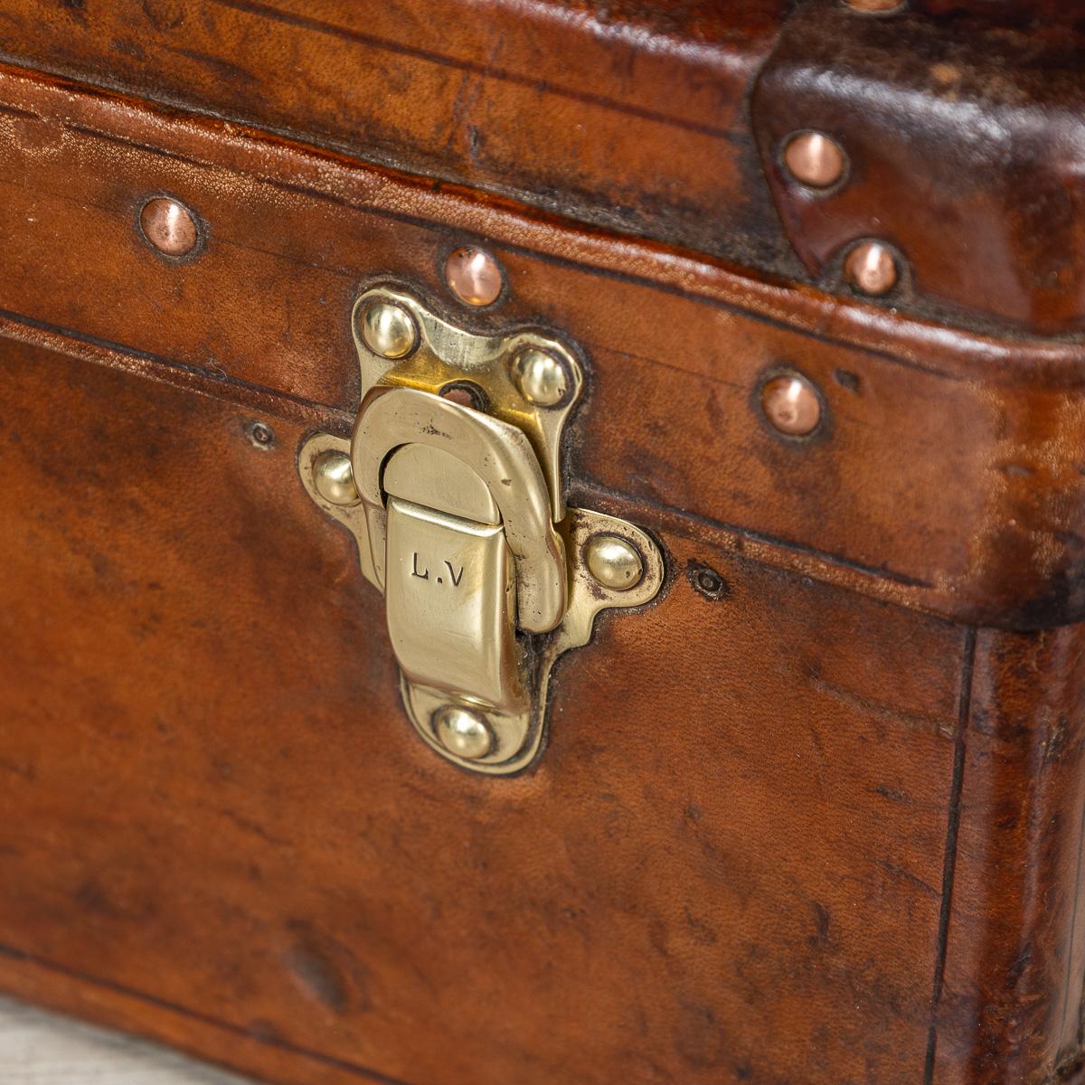 20th Century Louis Vuitton Suitcase In Natural Cow Hide, France c.1910 For Sale 12