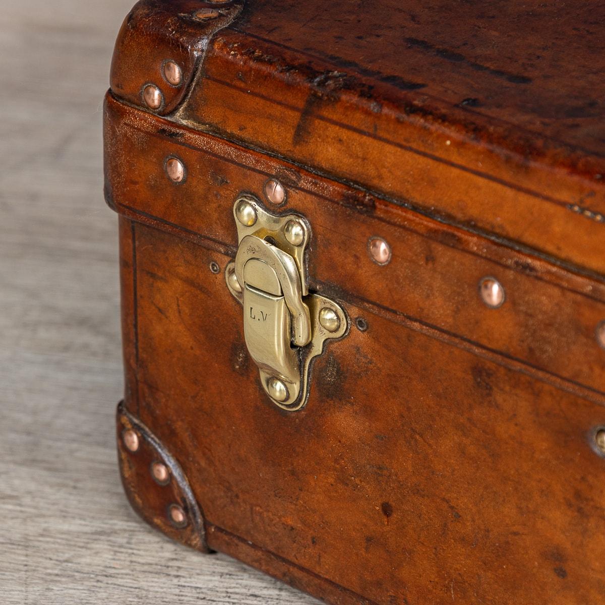 20th Century Louis Vuitton Suitcase In Natural Cow Hide, France c.1910 For Sale 13