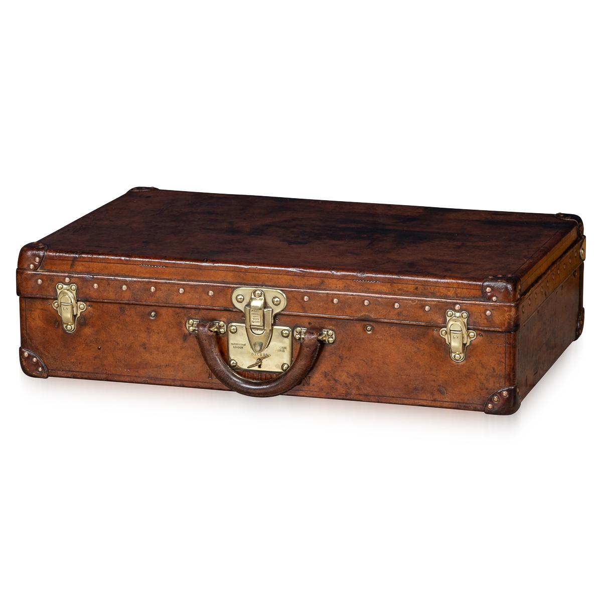 Une valise Louis Vuitton très inhabituelle et exceptionnellement rare, datant des premières années du 20e siècle, se distingue non pas par la toile du monogramme mondialement connu, mais par un revêtement distinctif fabriqué à partir d'un morceau