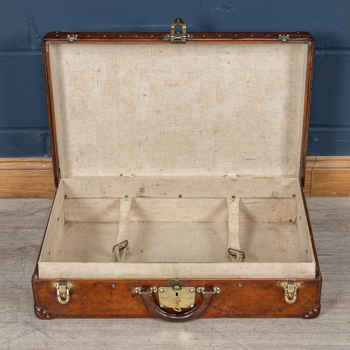 20th Century Louis Vuitton Suitcase In Natural Cow Hide, France c.1910 For Sale 3