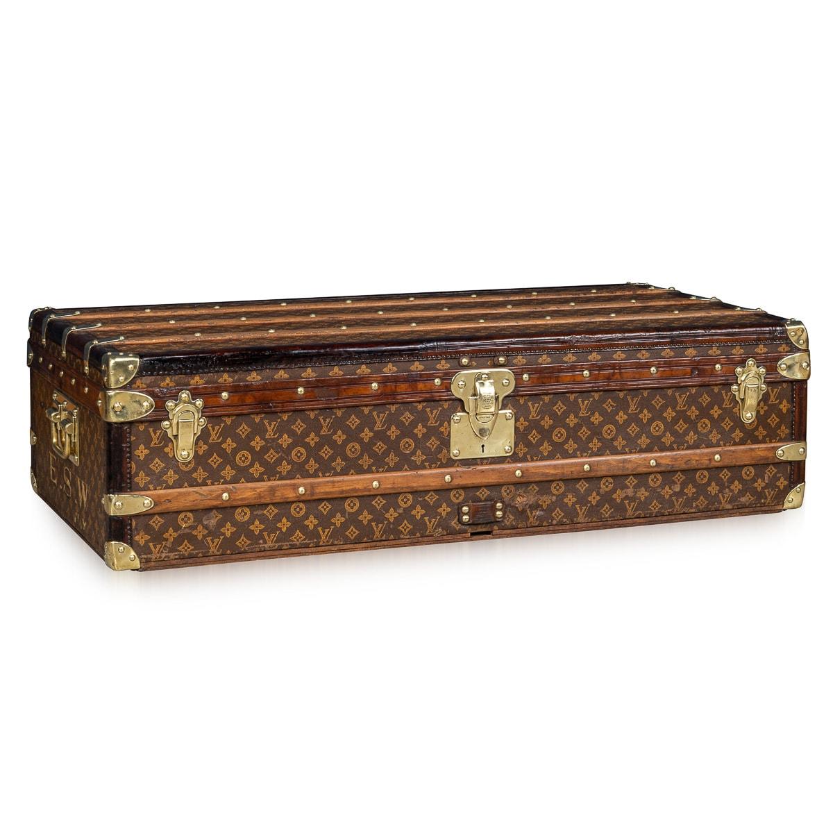 Eine exquisite und vollständige Louis Vuitton-Truhe aus der ersten Hälfte des 20. Jahrhunderts. Der Koffer ist ein unverzichtbarer Gegenstand für die reisende Elite seiner Zeit. Er ist mit dem kultigen LV-Monogramm aus Segeltuch verziert, das von