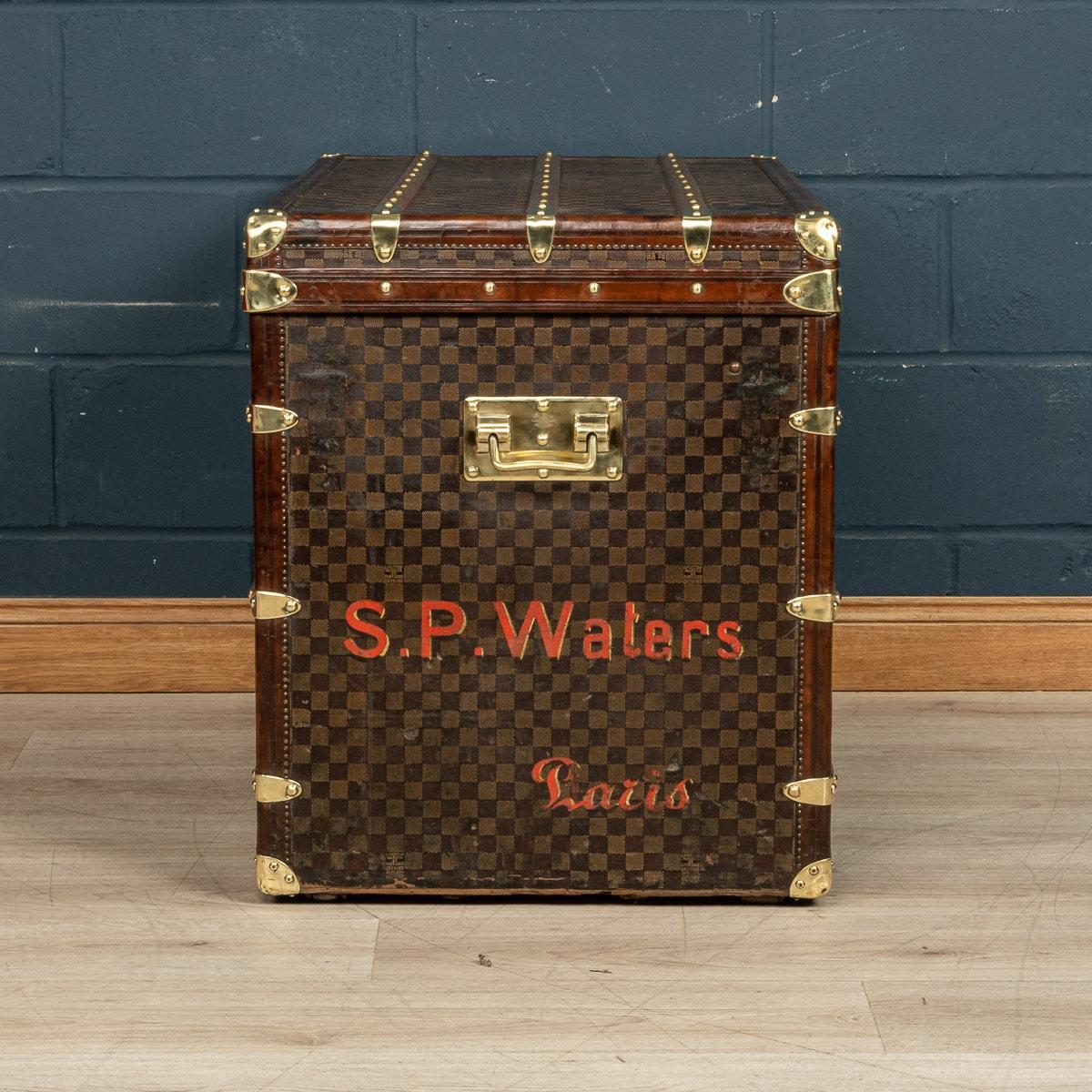 Dieser Koffer ist einer der seltensten Louis Vuitton-Koffer, die angeboten werden. Er ist mit dem weltberühmten Damier-Stoff (Schachbrettmuster) bezogen. Er stammt aus der Zeit um 1900 und ist ein perfektes Beispiel für diese Art von Koffern. Mit