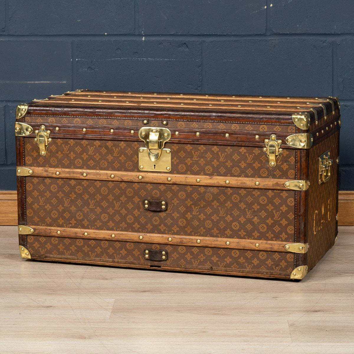 Dieser prächtige und vor allem vollständige Louis Vuitton-Koffer aus dem frühen 20. Jahrhundert war ein Muss für jeden Elitereisenden. Die mit dem weltberühmten LV-Monogramm versehene Leinwand mit Lederbesatz und Messingbeschlägen wäre schon zum