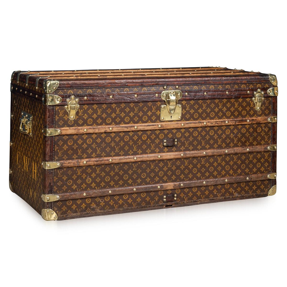 Eine exquisite und vollständige Louis Vuitton-Truhe aus der ersten Hälfte des 20. Jahrhunderts. Der Koffer ist ein unverzichtbarer Gegenstand für die reisende Elite seiner Zeit. Er ist mit dem kultigen LV-Monogramm aus Segeltuch verziert, das von