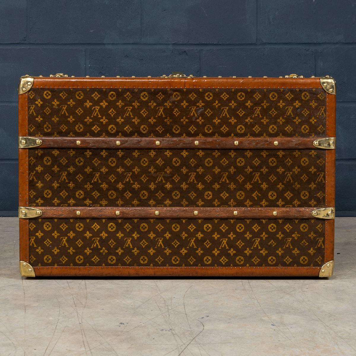 Louis Vuitton-Koffer aus Monogramm-Leinwand des 20. Jahrhunderts, hergestellt in Frankreich um 1930 (Messing) im Angebot