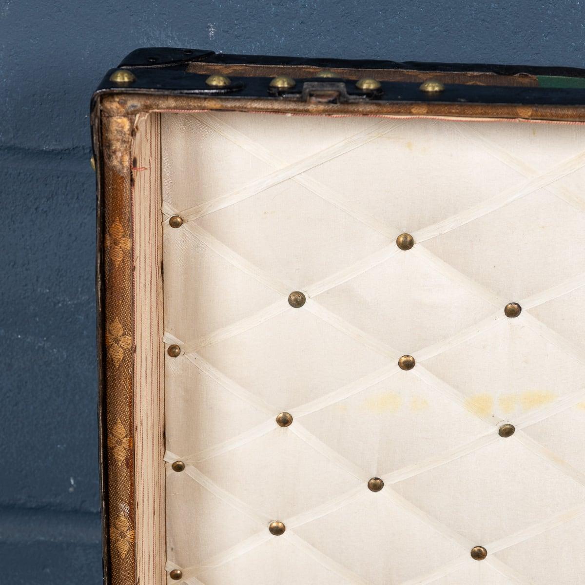 Baule Louis Vuitton del XX secolo in tela intrecciata, Francia, c.C. in vendita 11