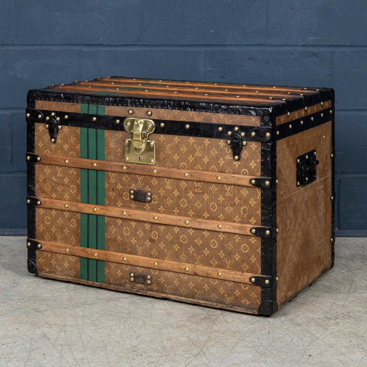 A cavallo tra il XIX e il XX secolo Louis Vuitton si era affermato come leader di mercato nella produzione di bauli e aveva bisogno di distinguere il suo marchio, ormai famoso, dagli imitatori e dai concorrenti. Decisero di creare un logo, un