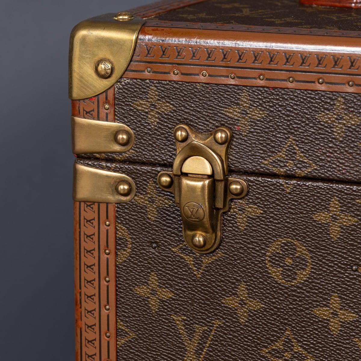 Coffret de toilette Louis Vuitton du 20ème siècle en toile monogrammée, fabriqué en France vers 1960 9