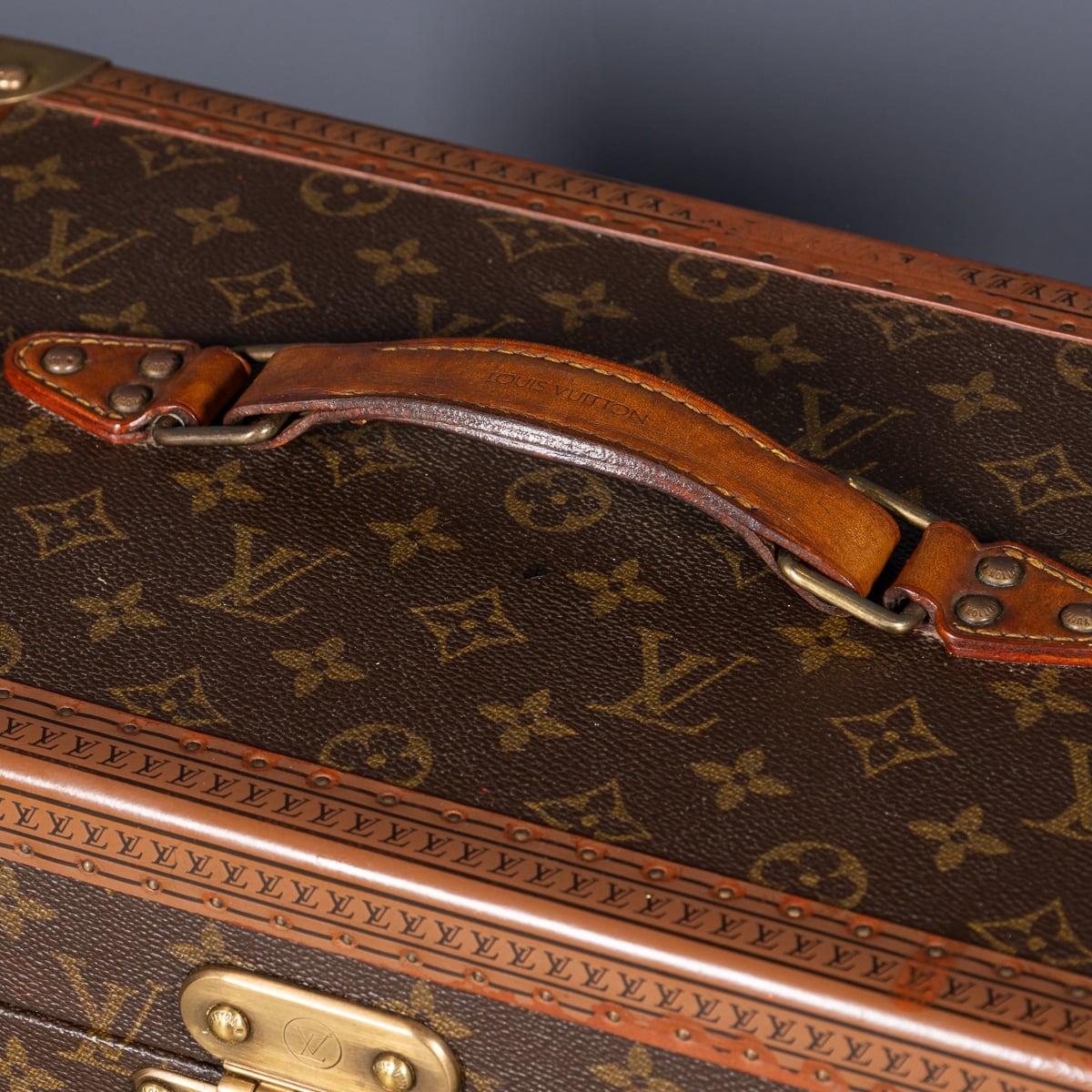 Coffret de toilette Louis Vuitton du 20ème siècle en toile monogrammée, fabriqué en France vers 1960 11