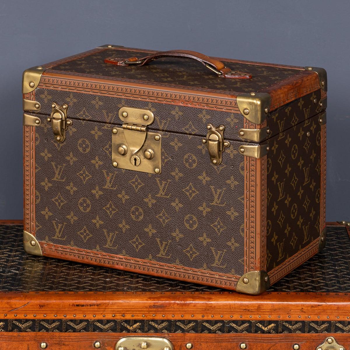 Un vanity case Louis Vuitton du milieu du 20ème siècle, réalisé dans la toile emblématique du Monogramme. L'intérieur comporte un compartiment doublé d'une luxueuse toile de cuir crème. Cette pièce intemporelle, ornée du célèbre Monogramme LV sur