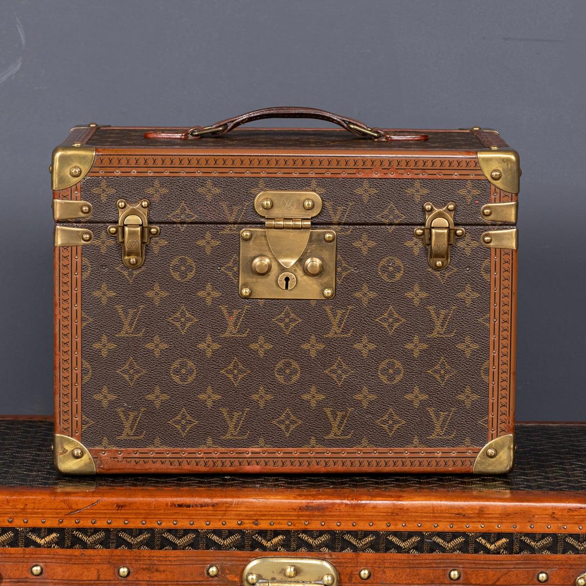 Autre Coffret de toilette Louis Vuitton du 20ème siècle en toile monogrammée, fabriqué en France vers 1960