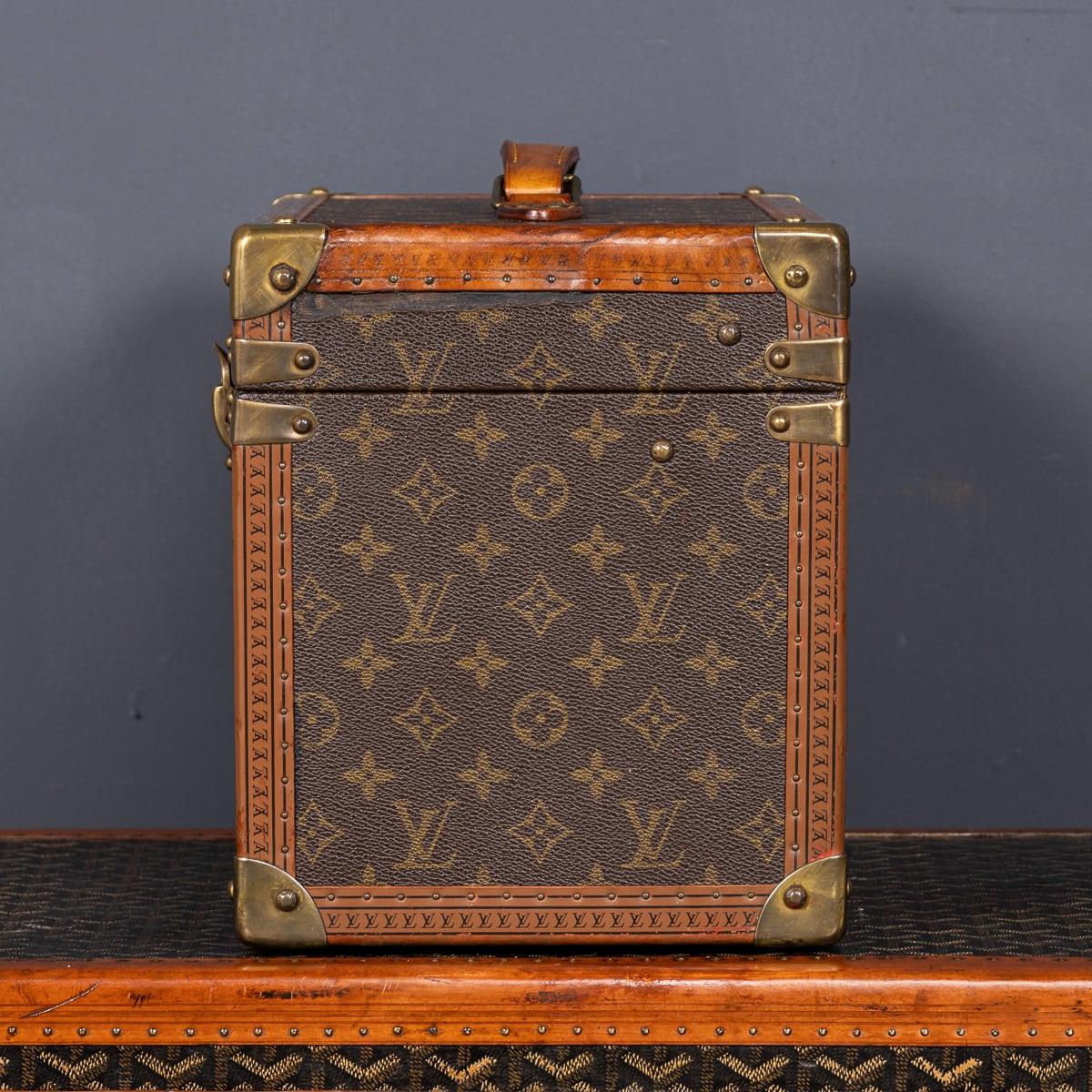 Français Coffret de toilette Louis Vuitton du 20ème siècle en toile monogrammée, fabriqué en France vers 1960