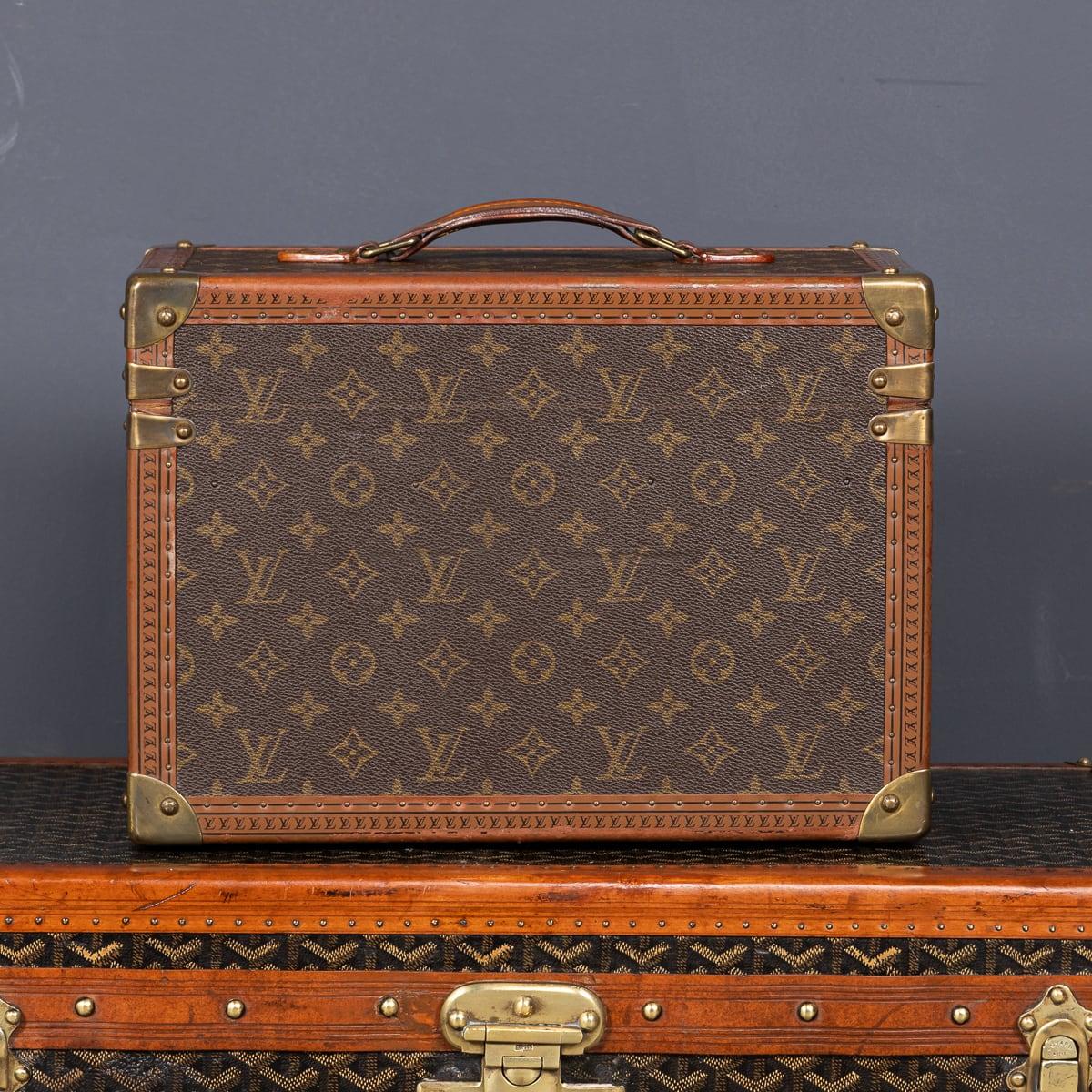 Coffret de toilette Louis Vuitton du 20ème siècle en toile monogrammée, fabriqué en France vers 1960 Bon état à Royal Tunbridge Wells, Kent