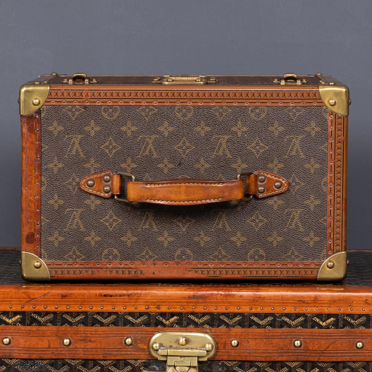 Laiton Coffret de toilette Louis Vuitton du 20ème siècle en toile monogrammée, fabriqué en France vers 1960