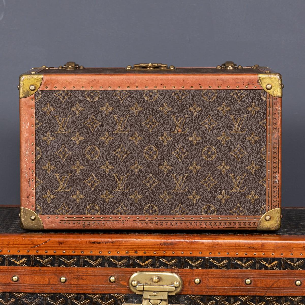 Coffret de toilette Louis Vuitton du 20ème siècle en toile monogrammée, fabriqué en France vers 1960 1