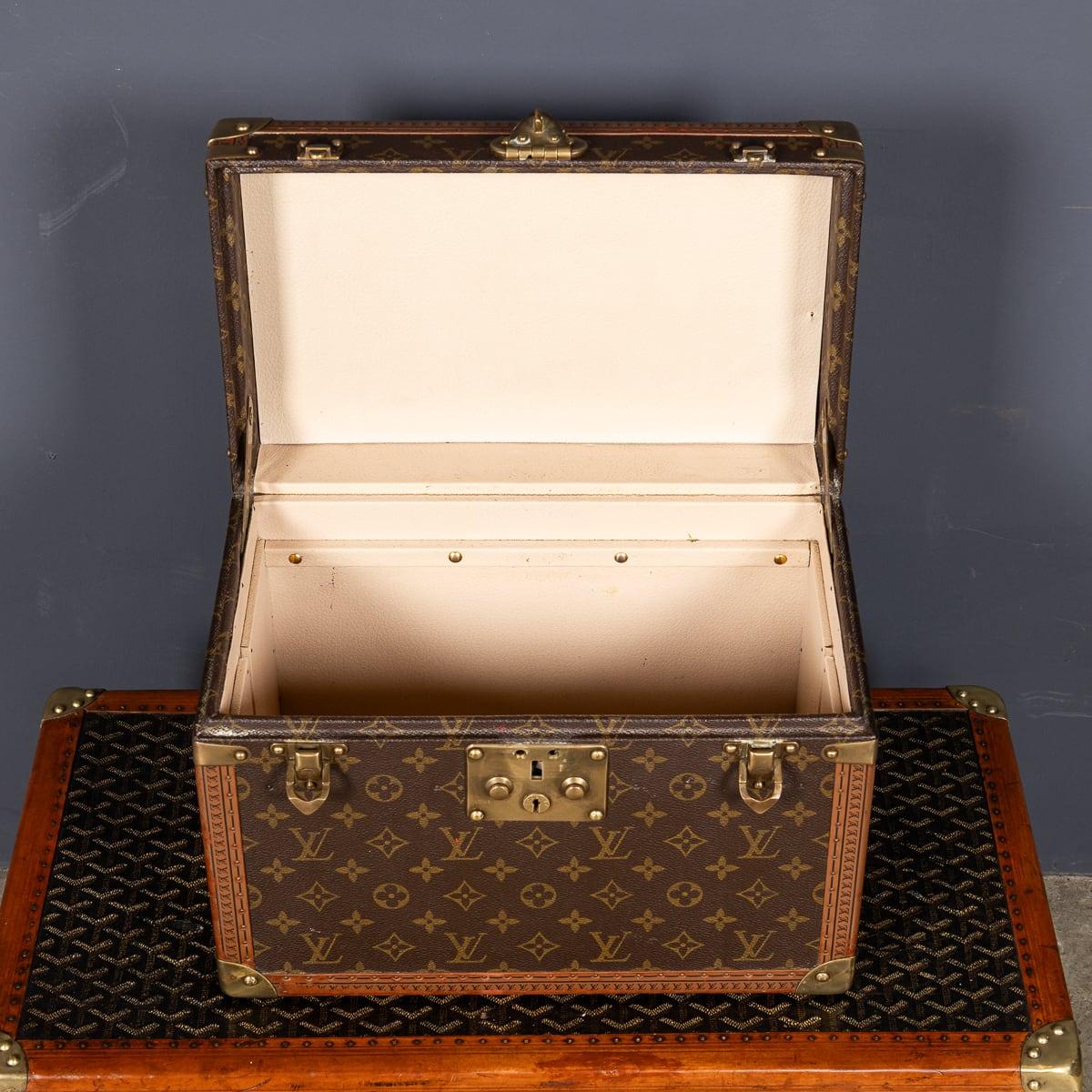 Coffret de toilette Louis Vuitton du 20ème siècle en toile monogrammée, fabriqué en France vers 1960 2