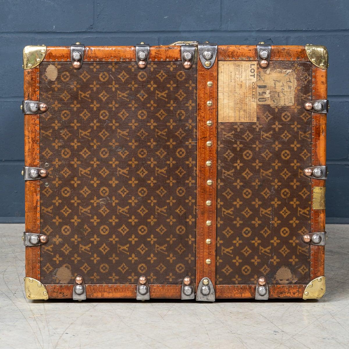 Malle de garde-robe Louis Vuitton du 20e siècle en toile monogrammée, France vers 1920 en vente 3