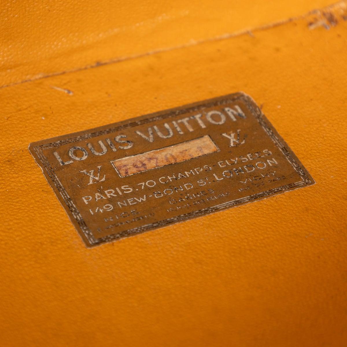 Malle de garde-robe Louis Vuitton du 20e siècle en toile monogrammée, France vers 1920 en vente 4