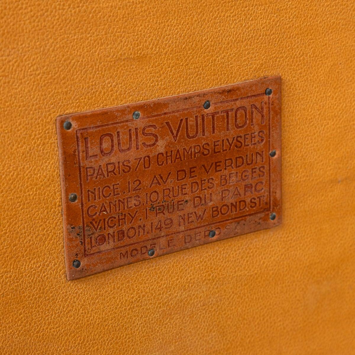 Malle de garde-robe Louis Vuitton du 20e siècle en toile monogrammée, France vers 1920 en vente 5
