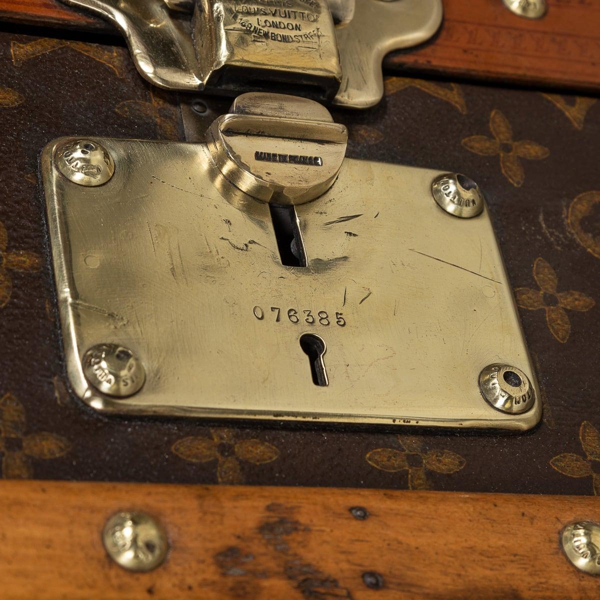 Malle de garde-robe Louis Vuitton du 20e siècle en toile monogrammée, France vers 1920 en vente 6