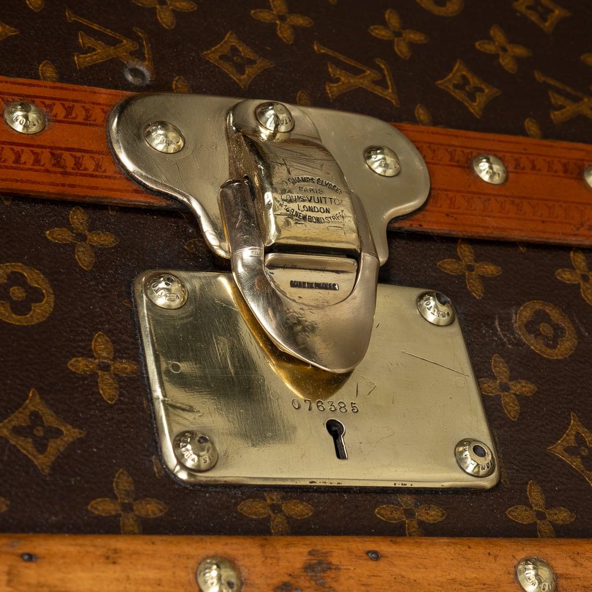 Malle de garde-robe Louis Vuitton du 20e siècle en toile monogrammée, France vers 1920 en vente 9