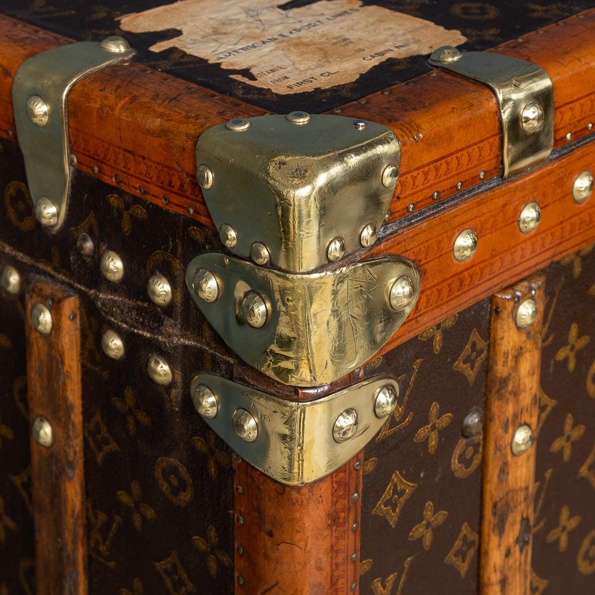 Malle de garde-robe Louis Vuitton du 20e siècle en toile monogrammée, France vers 1920 en vente 10