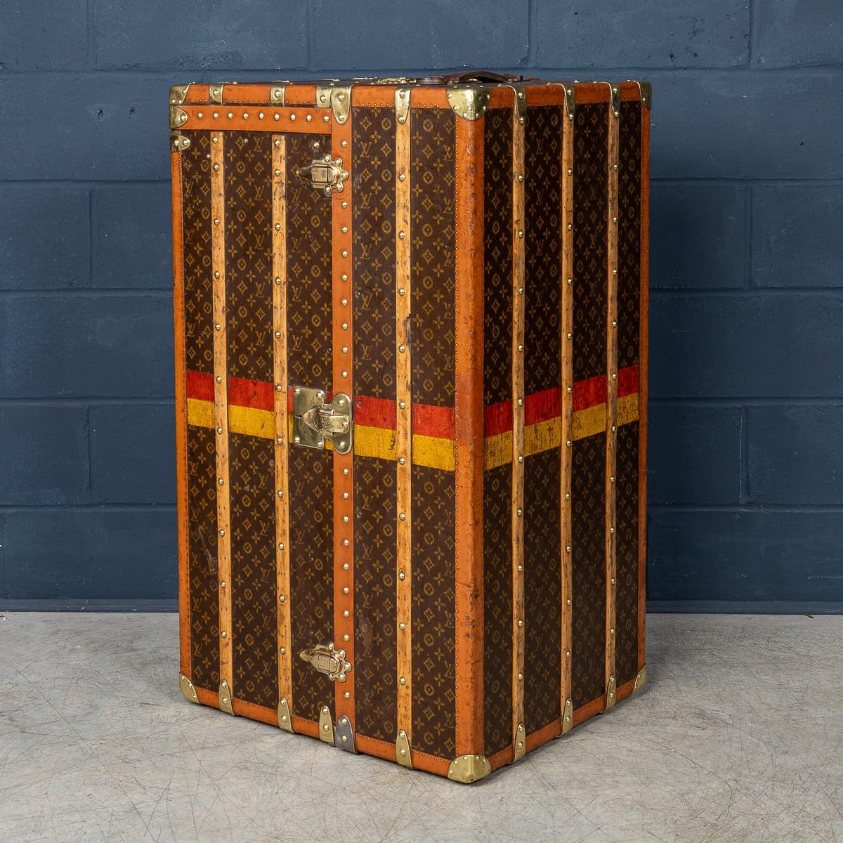 Cette malle-armoire Louis Vuitton du début du 20e siècle, étonnante et surtout complète, était l'objet indispensable de tout voyageur d'élite. Recouvert de la célèbre toile monogrammée LV, avec ses bordures en lozine et ses ferrures en laiton, il