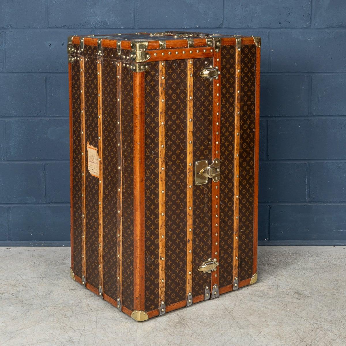 Cette malle-armoire Louis Vuitton du début du 20e siècle, étonnante et surtout complète, était l'objet indispensable de tout voyageur d'élite. Recouvert de la célèbre toile monogrammée LV, avec ses bordures en lozine et ses ferrures en laiton, il