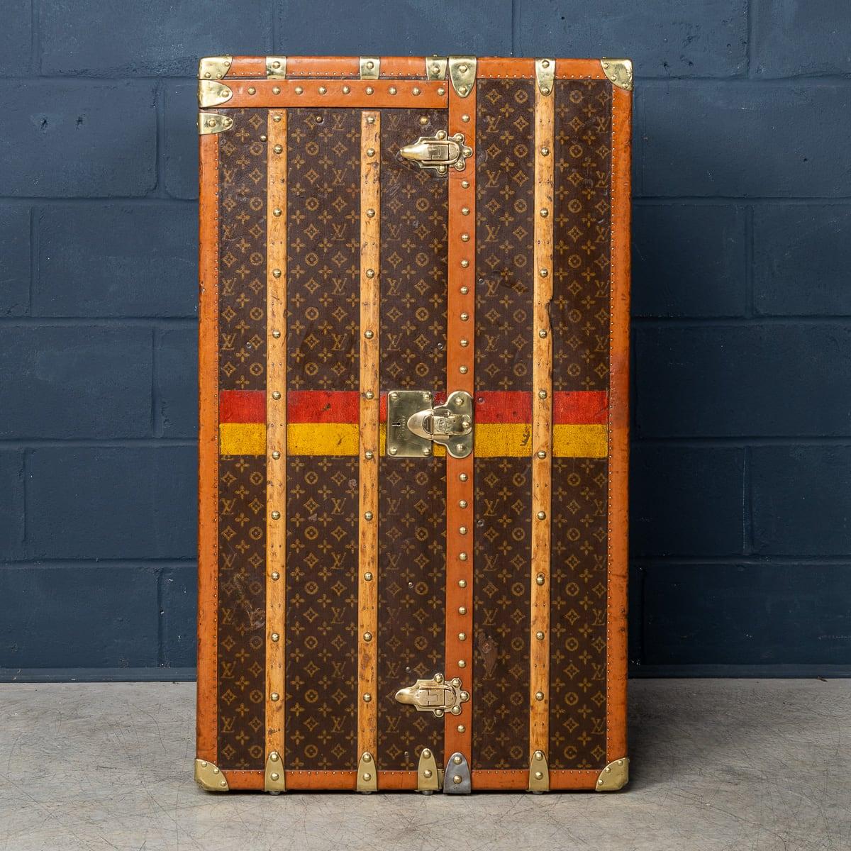 Malle de garde-robe Louis Vuitton du 20e siècle en toile monogrammée, France vers 1920 Bon état - En vente à Royal Tunbridge Wells, Kent