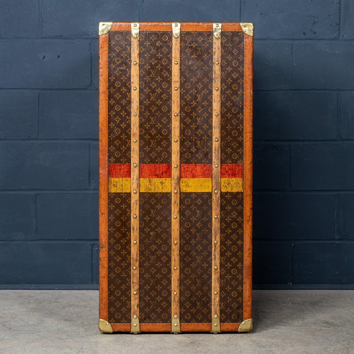 20ième siècle Malle de garde-robe Louis Vuitton du 20e siècle en toile monogrammée, France vers 1920 en vente