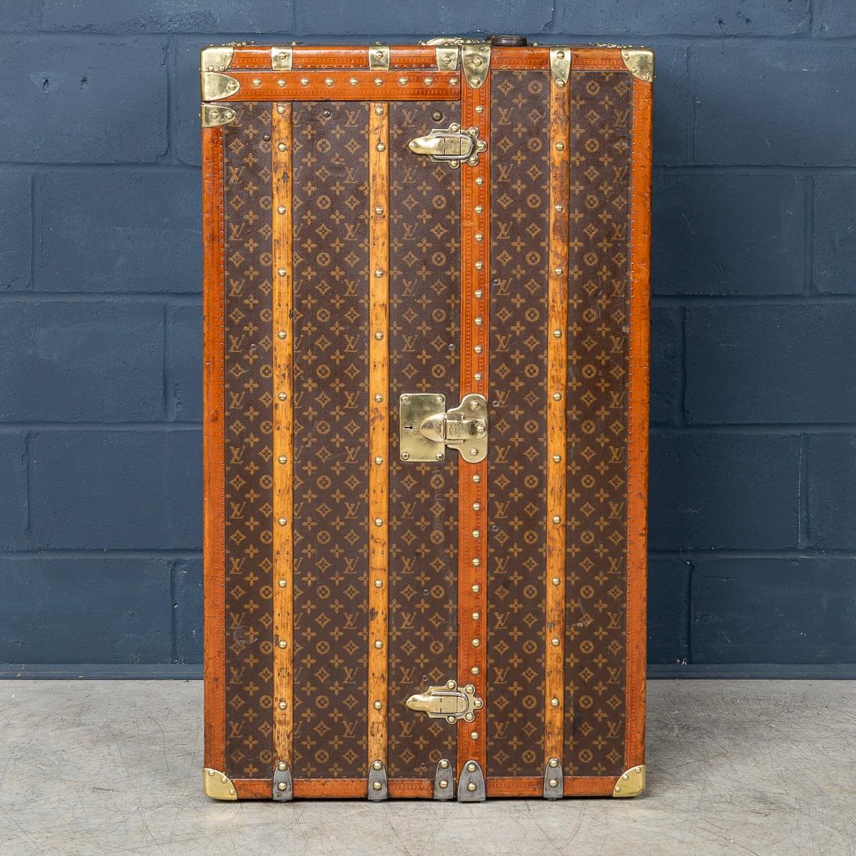 20ième siècle Malle de garde-robe Louis Vuitton du 20e siècle en toile monogrammée, France vers 1920 en vente