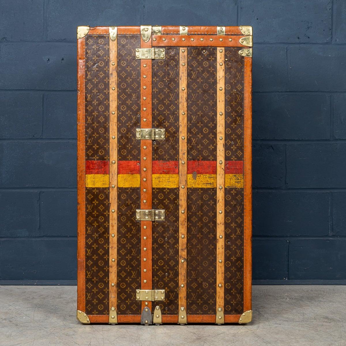 Laiton Malle de garde-robe Louis Vuitton du 20e siècle en toile monogrammée, France vers 1920 en vente