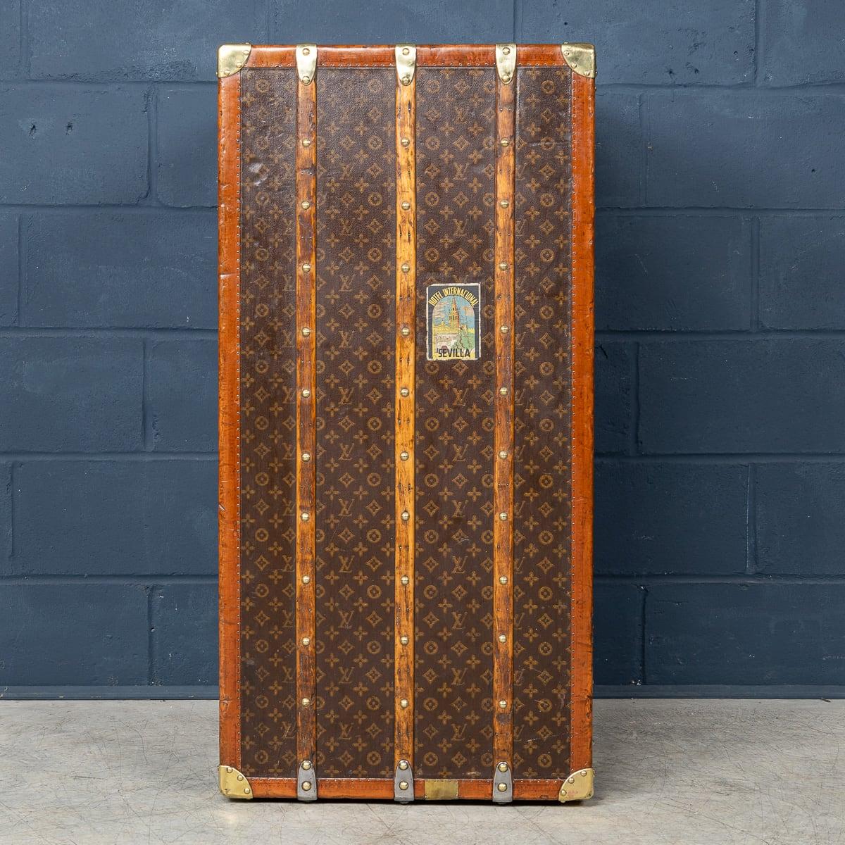 Laiton Malle de garde-robe Louis Vuitton du 20e siècle en toile monogrammée, France vers 1920 en vente