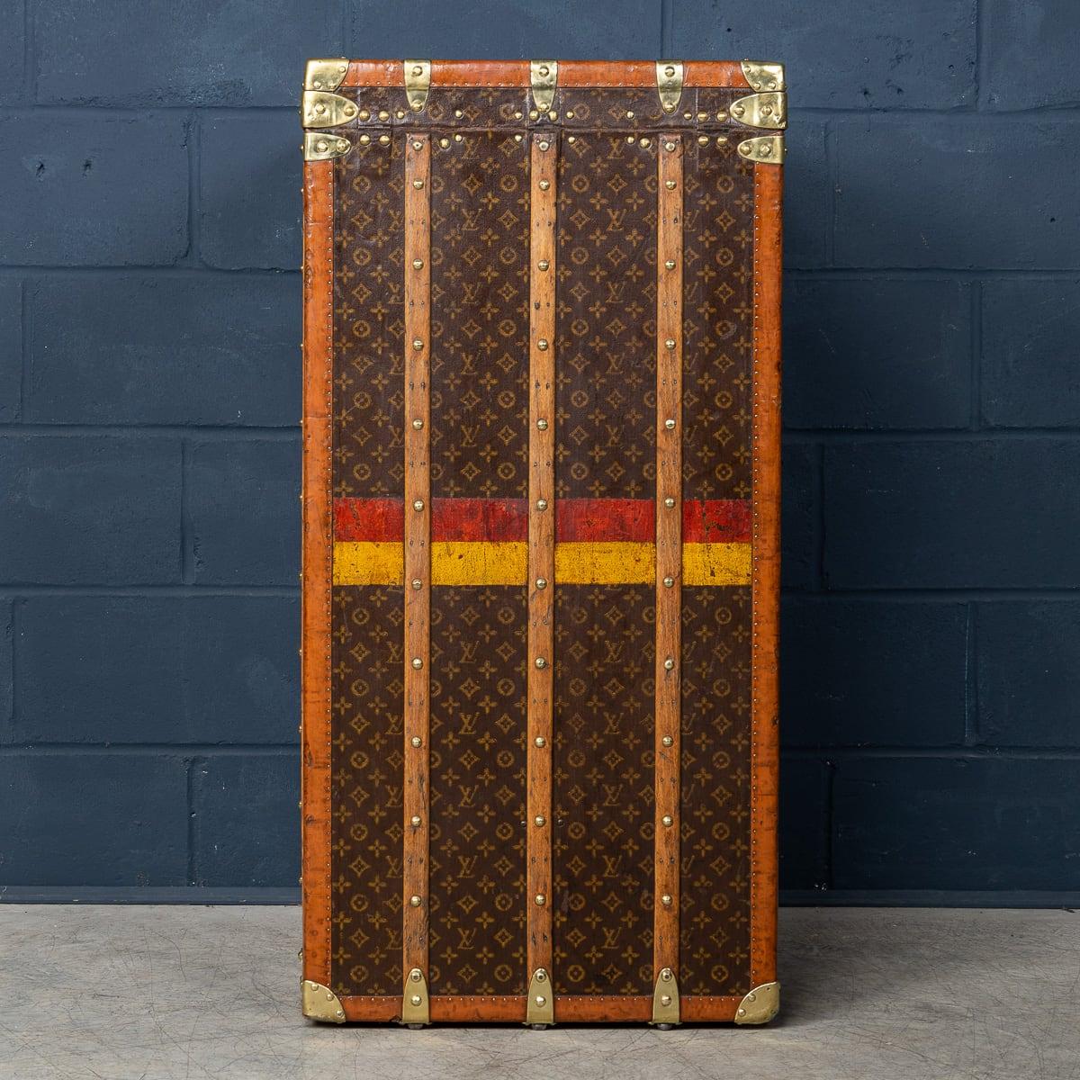 Malle de garde-robe Louis Vuitton du 20e siècle en toile monogrammée, France vers 1920 en vente 1