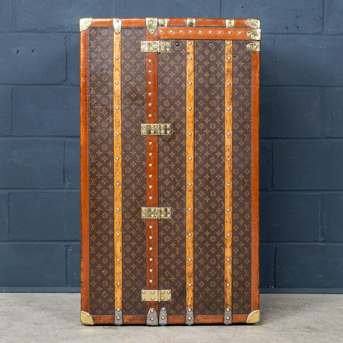 Malle de garde-robe Louis Vuitton du 20e siècle en toile monogrammée, France vers 1920 en vente 1