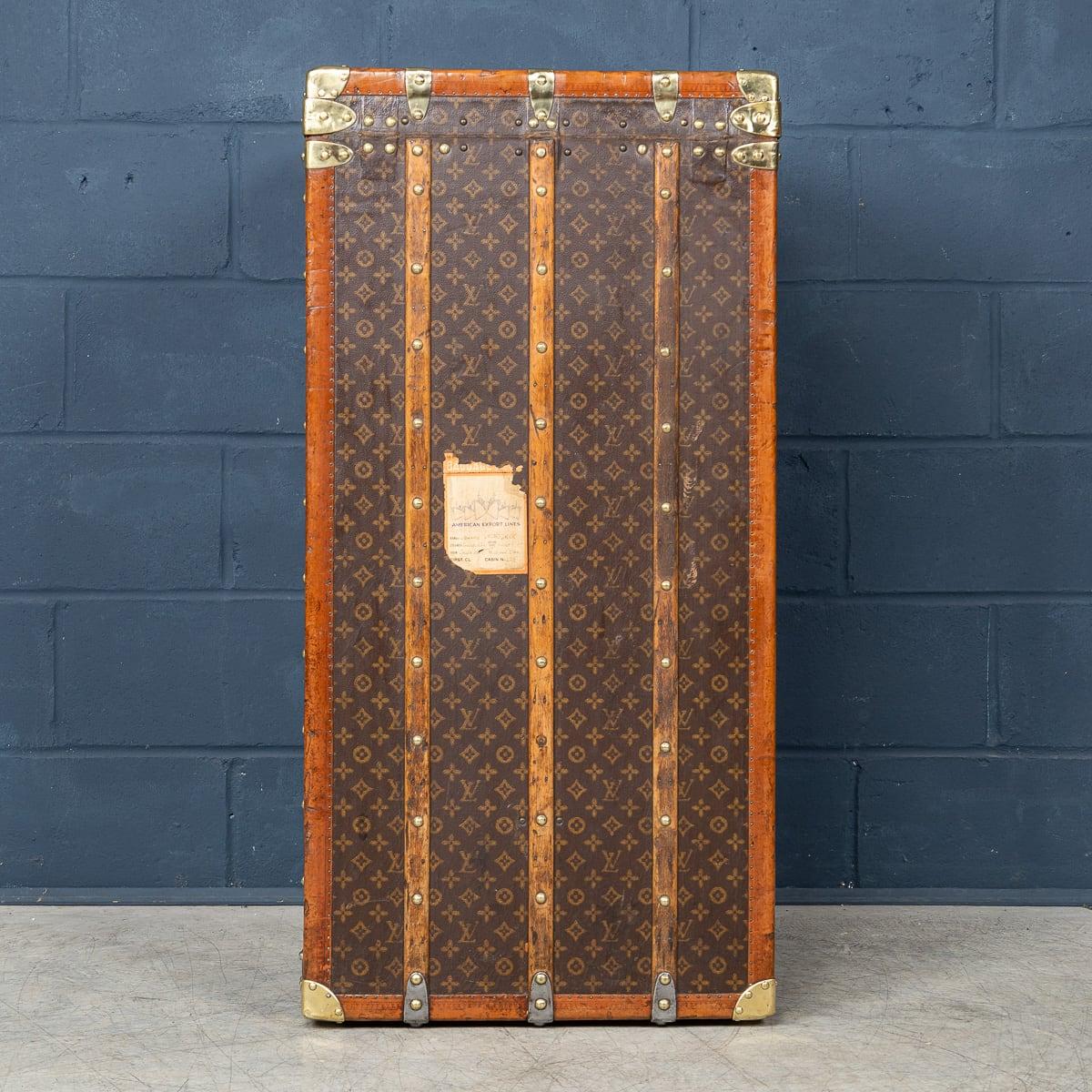 Malle de garde-robe Louis Vuitton du 20e siècle en toile monogrammée, France vers 1920 en vente 2