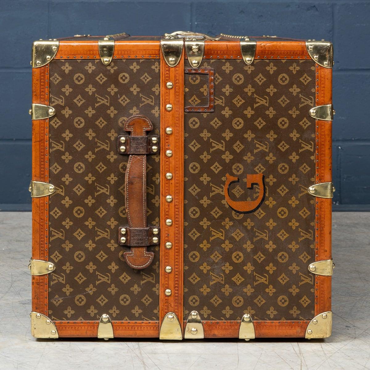 Malle de garde-robe Louis Vuitton du 20e siècle en toile monogrammée, France vers 1930 en vente 3