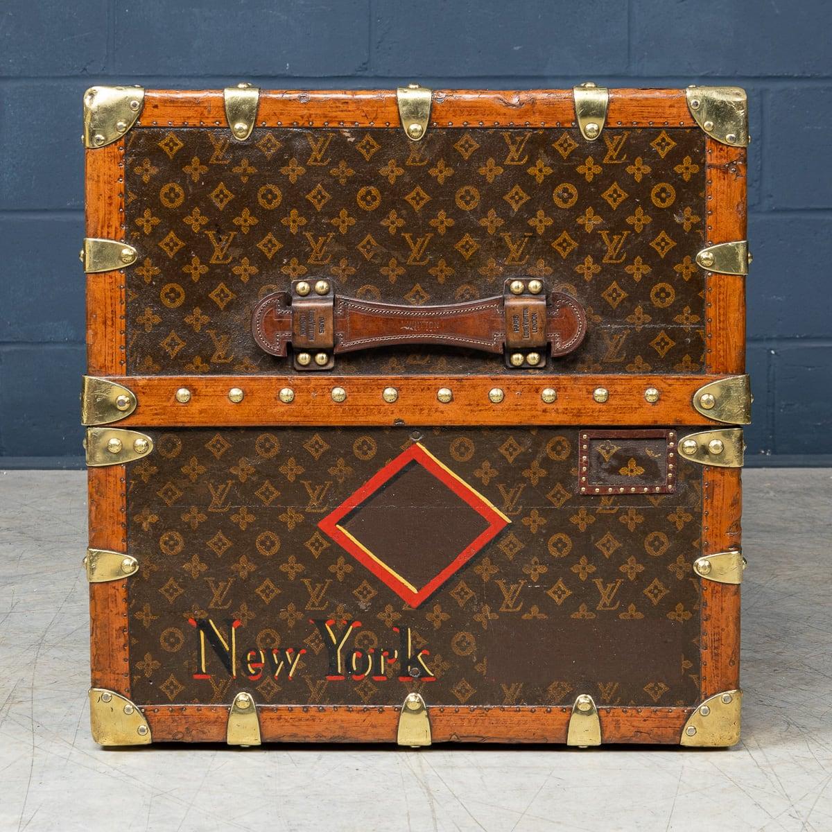 Malle de garde-robe Louis Vuitton du 20e siècle en toile monogrammée, France vers 1930 en vente 3