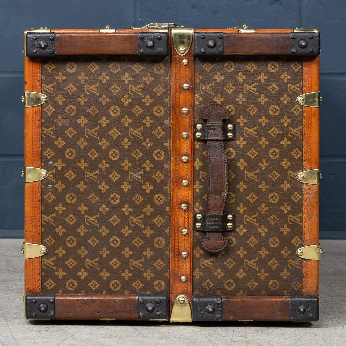 Malle de garde-robe Louis Vuitton du 20e siècle en toile monogrammée, France vers 1930 en vente 4