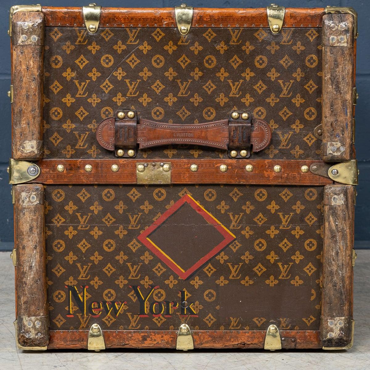 Malle de garde-robe Louis Vuitton du 20e siècle en toile monogrammée, France vers 1930 en vente 4