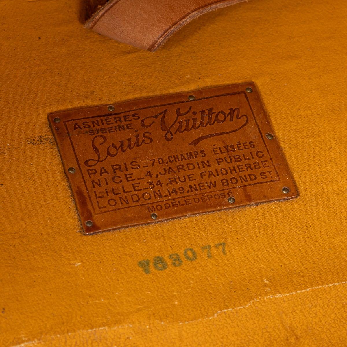 Malle de garde-robe Louis Vuitton du 20e siècle en toile monogrammée, France vers 1930 en vente 5