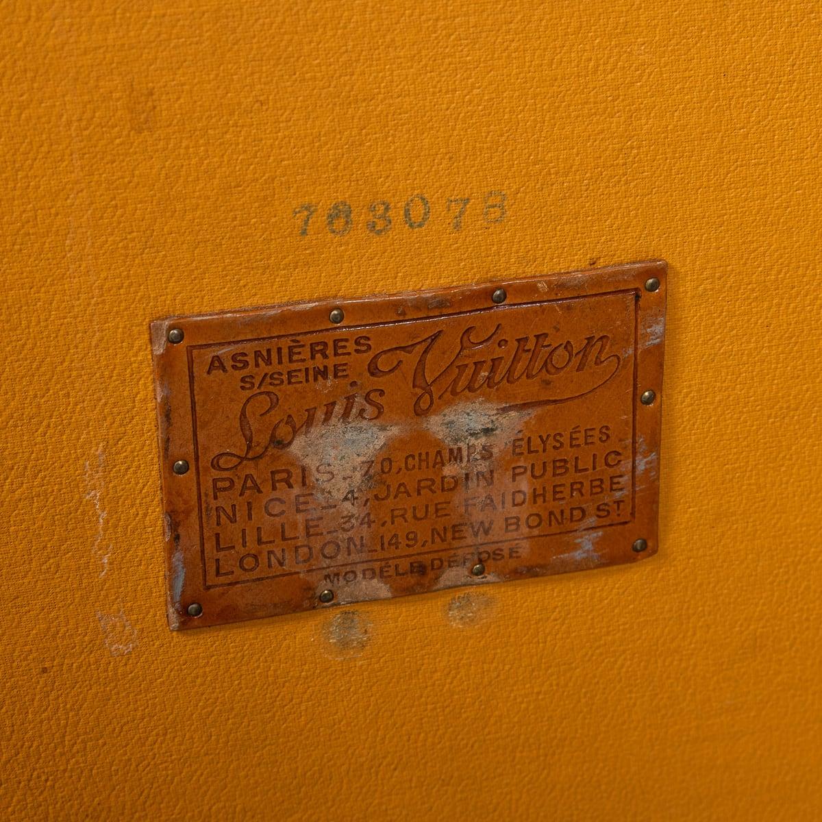 Malle de garde-robe Louis Vuitton du 20e siècle en toile monogrammée, France vers 1930 en vente 6