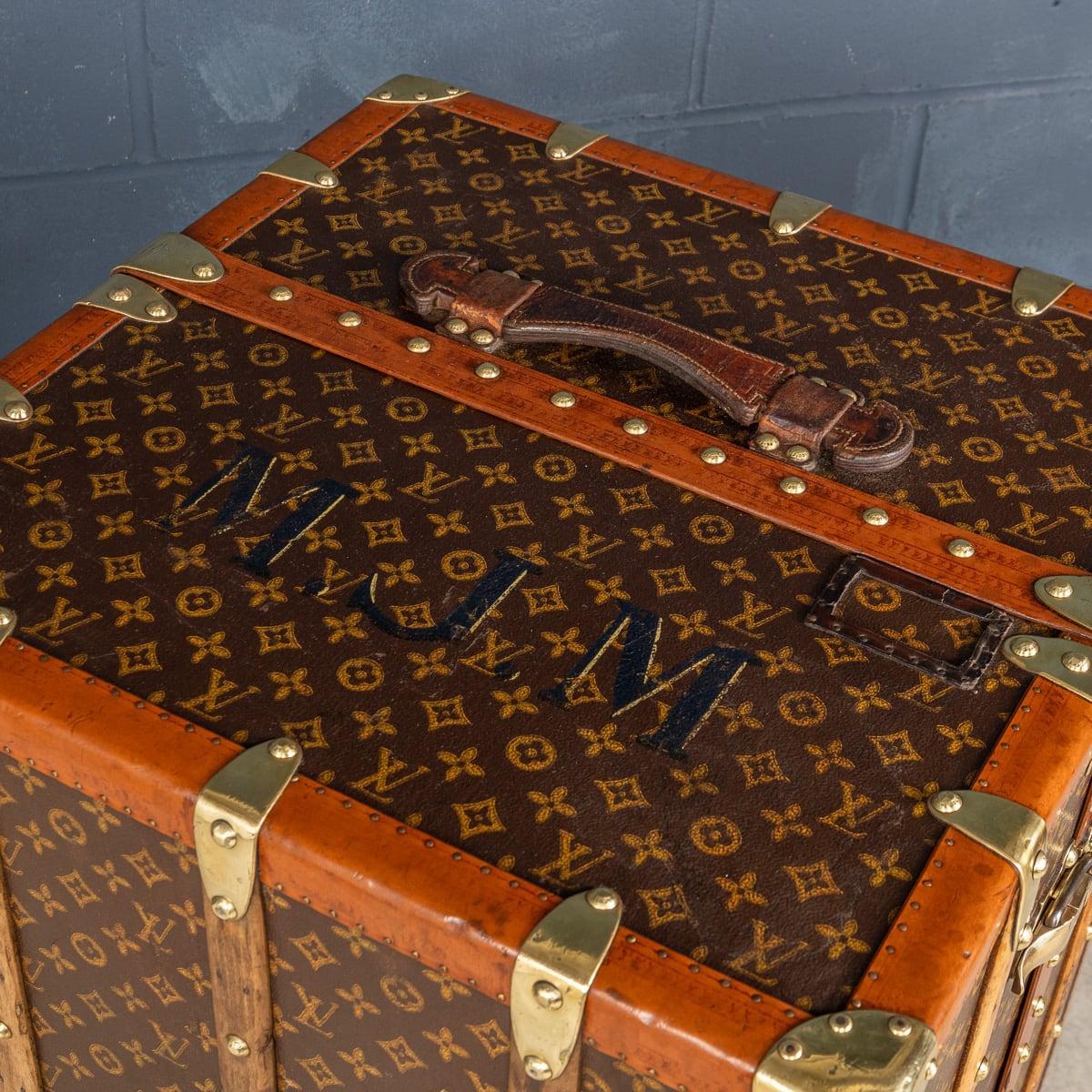 Malle de garde-robe Louis Vuitton du 20e siècle en toile monogrammée, France vers 1930 en vente 7