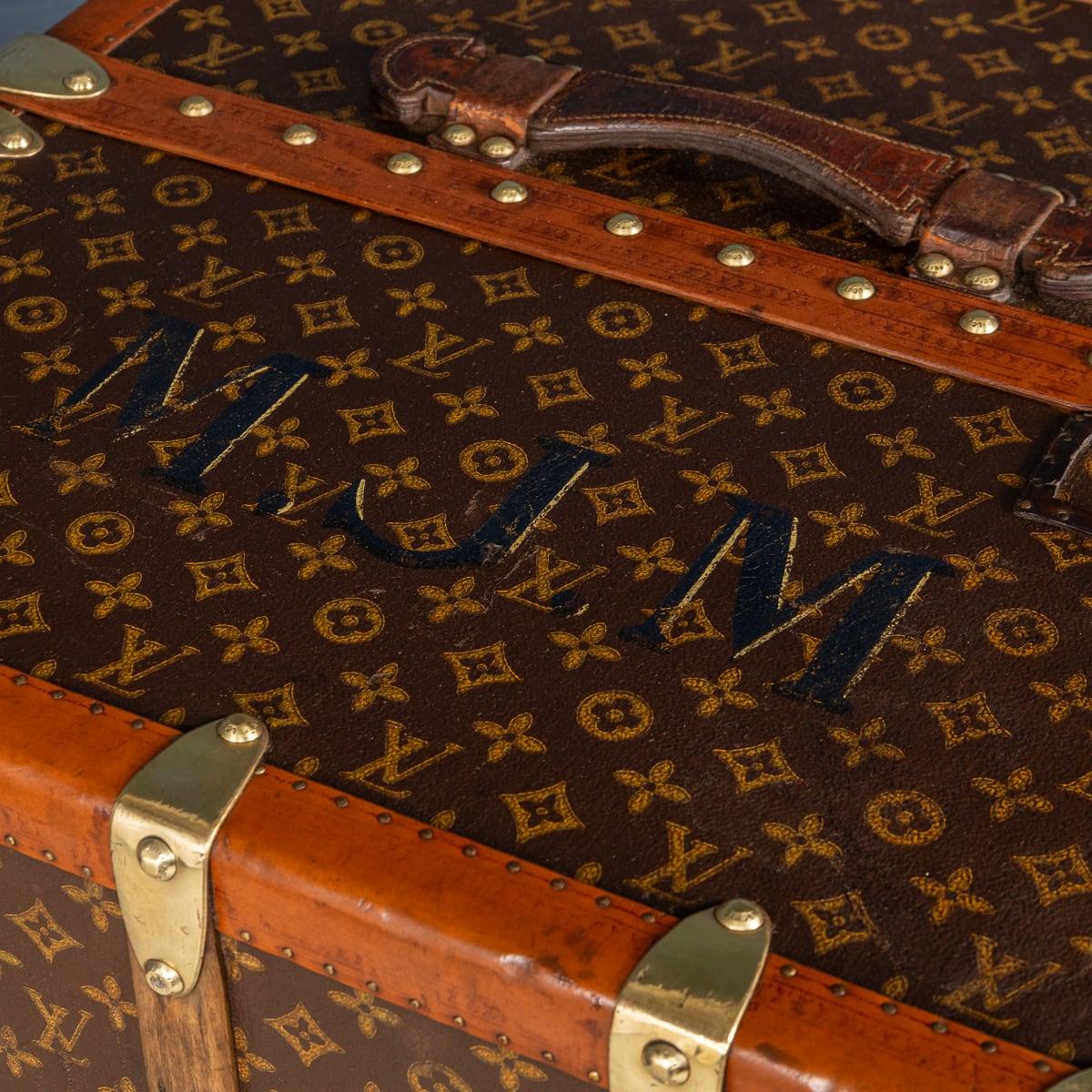 Malle de garde-robe Louis Vuitton du 20e siècle en toile monogrammée, France vers 1930 en vente 8