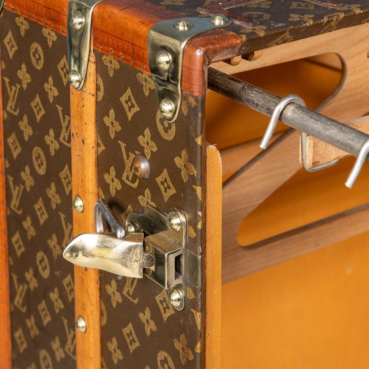 Malle de garde-robe Louis Vuitton du 20e siècle en toile monogrammée, France vers 1930 en vente 8