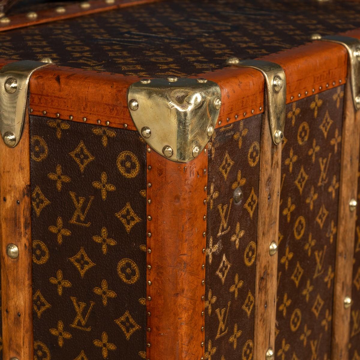 Malle de garde-robe Louis Vuitton du 20e siècle en toile monogrammée, France vers 1930 en vente 9