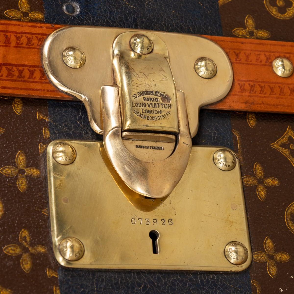 Malle de garde-robe Louis Vuitton du 20e siècle en toile monogrammée, France vers 1930 en vente 11