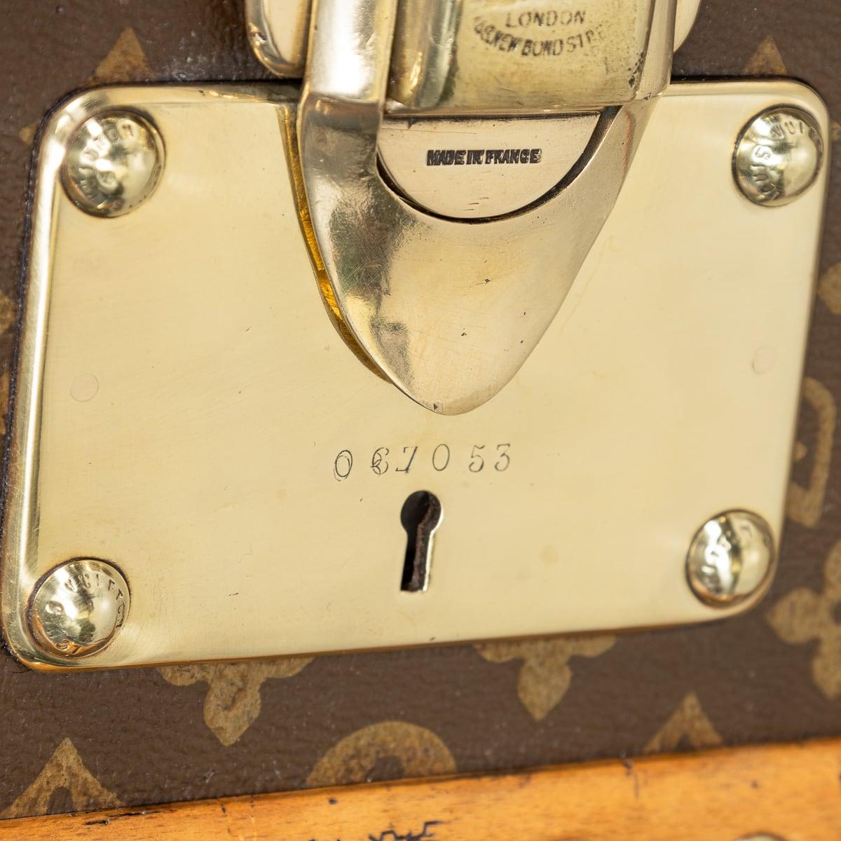 Malle de garde-robe Louis Vuitton du 20e siècle en toile monogrammée, France vers 1930 en vente 11