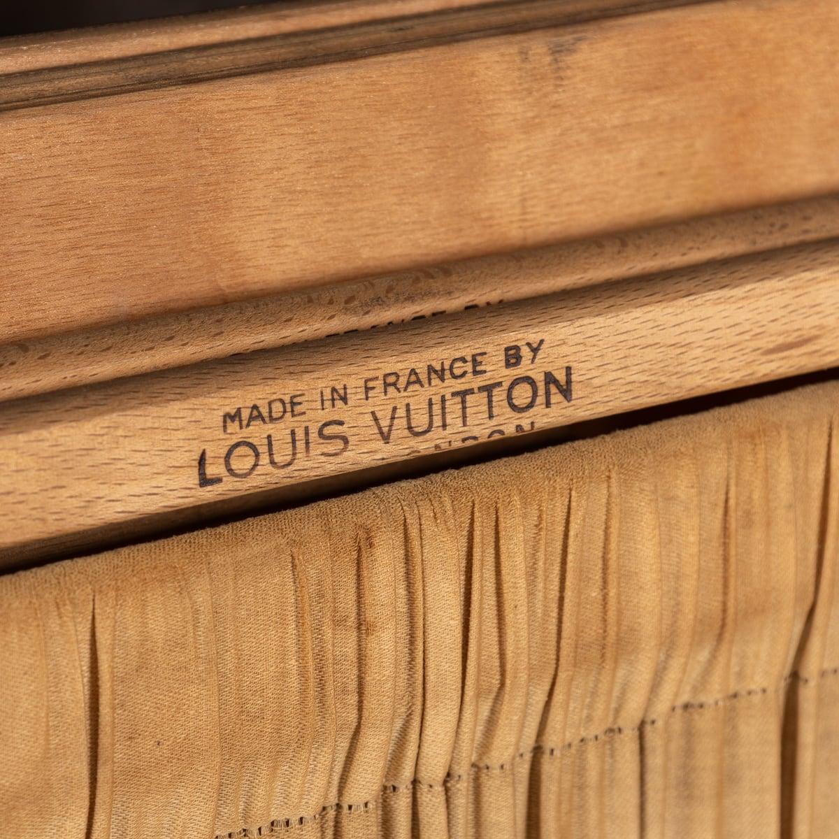 Malle de garde-robe Louis Vuitton du 20e siècle en toile monogrammée, France vers 1930 en vente 12