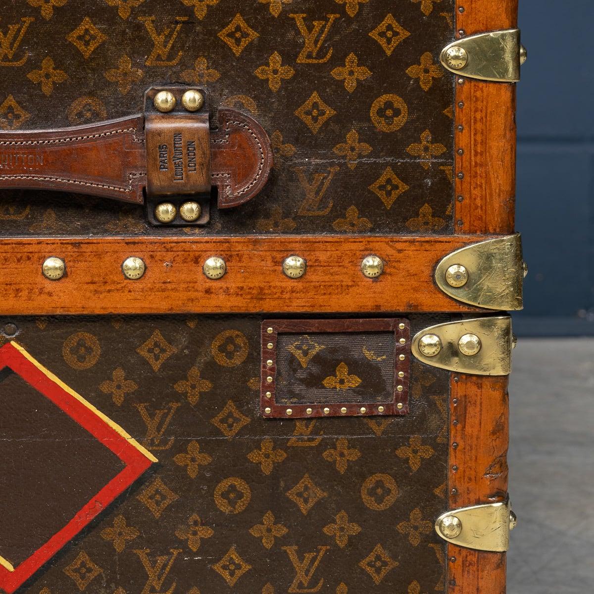 Malle de garde-robe Louis Vuitton du 20e siècle en toile monogrammée, France vers 1930 en vente 12